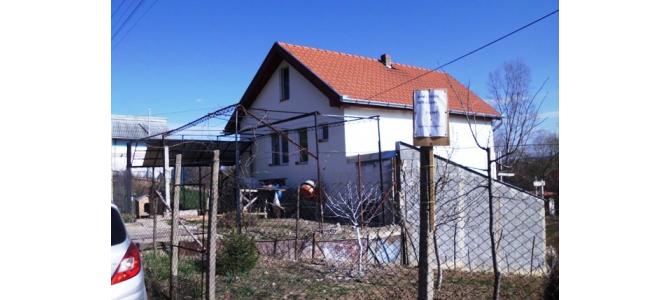 Vand casa in Podgoria,pe malul Crisului