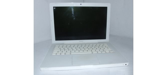 Laptop Apple Macbook White 15 inch A1114, Intel Core2Duo Pret: 1099 Lei