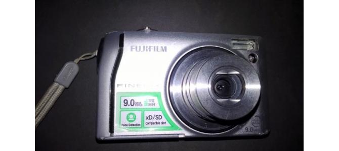 Aparat foto Fujifilm FinePix F47fd (blitz nefunctional des).Pret 45 lei
