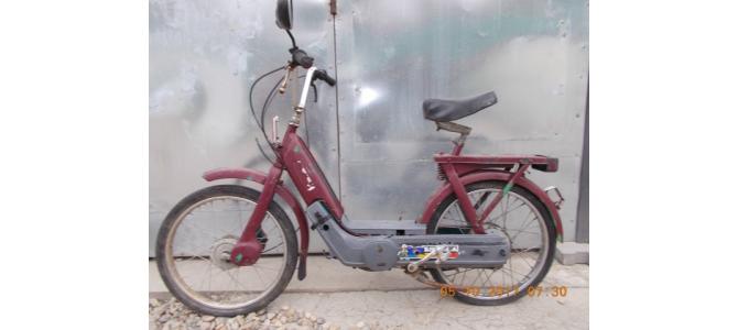 Moped  scooter , bicicleta cu pedala  cu motor=49cm3 la 220Lei Nu  porneste. Pret: 220 LEi Pret fix
