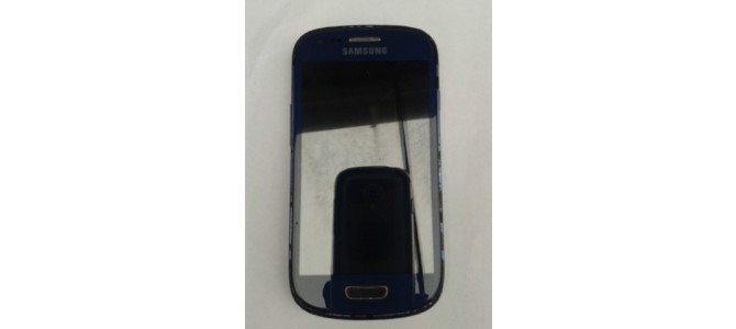 Vand Samsung Galaxy S3 mini + o husa de silicon