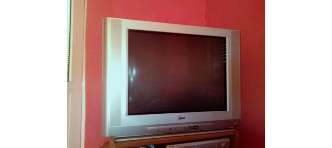 Vand Tv Marca LG cu Diagonala de 72 Cm